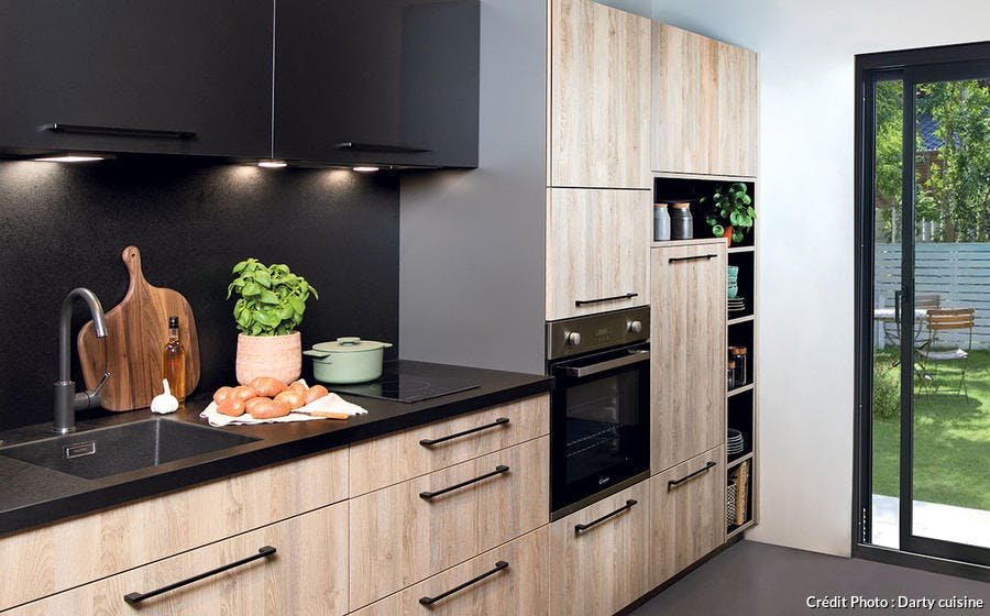 une cuisine moderne bois et noir avec plan de travail et crédence noire