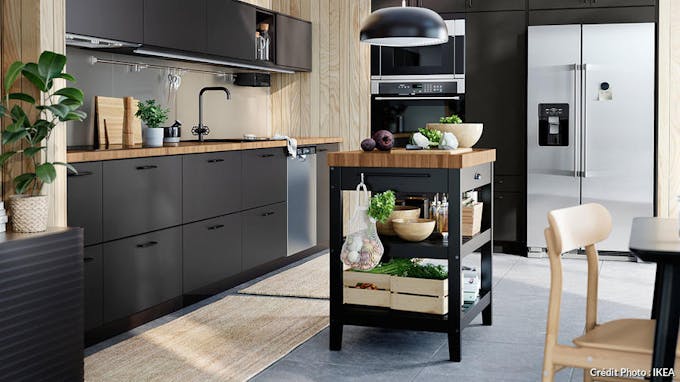 une cuisine moderne bois et noir avec un mini ilot central coordonné 