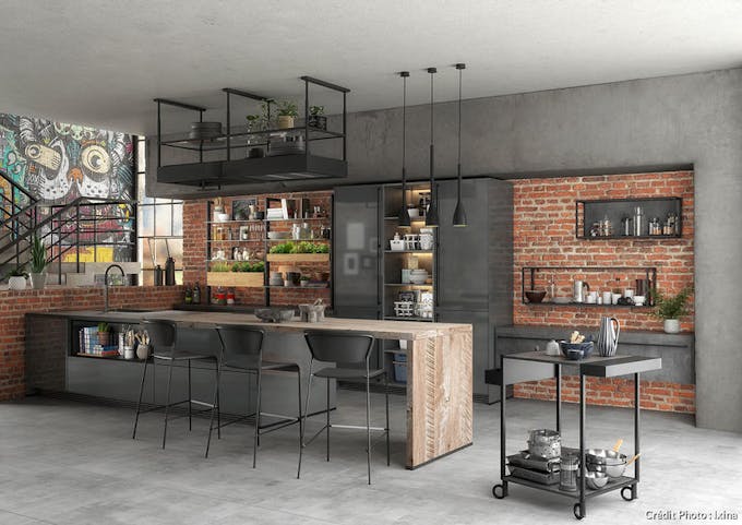 une cuisine industrielle bois et noir avec des murs en briques 
