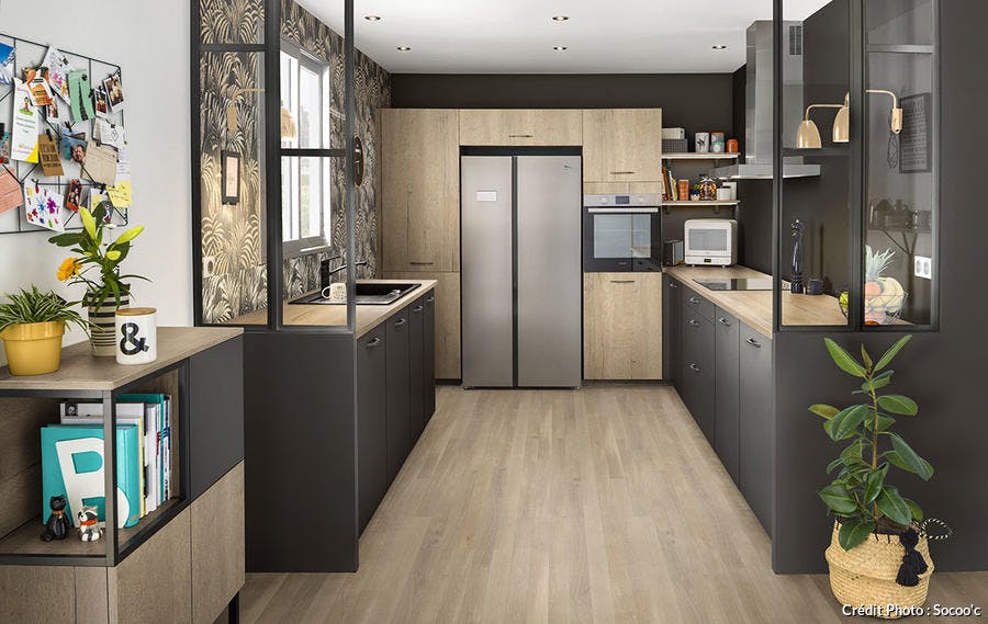 une cuisine moderne bois et noir dans un renfoncement avec des verrières de part et d'autre