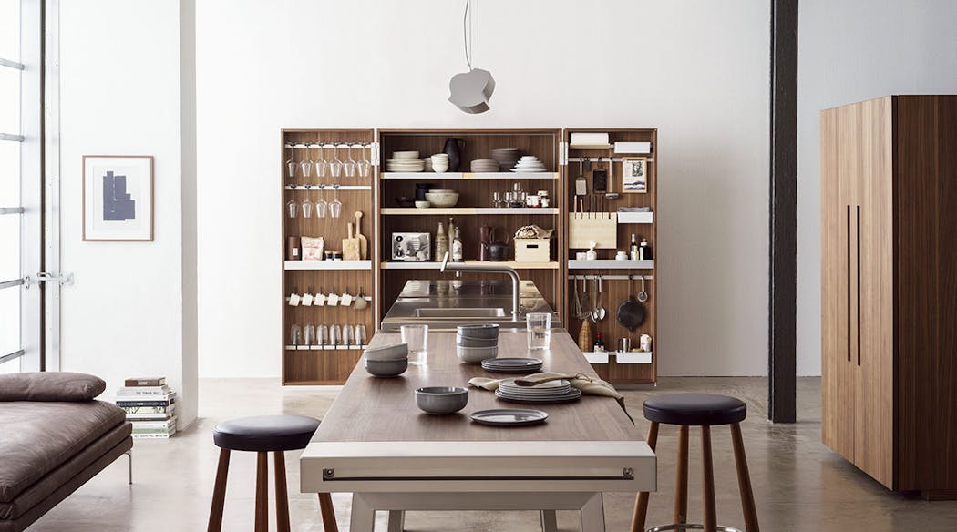 Une cuisine contemporaine tout en bois avec un meuble de rangement ouvert et une table centrale