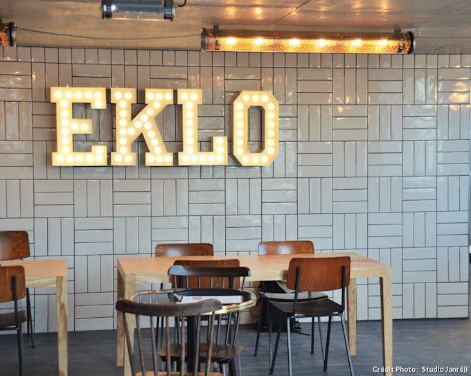 une salle de restaurant de style scandinave avec du carrelage blanc au mur