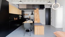Un studio parisien optimisé grâce à un meuble central en bambou