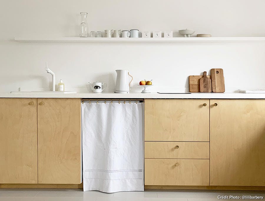 une cuisine épurée bois et blanc avec une étagère en hauteur