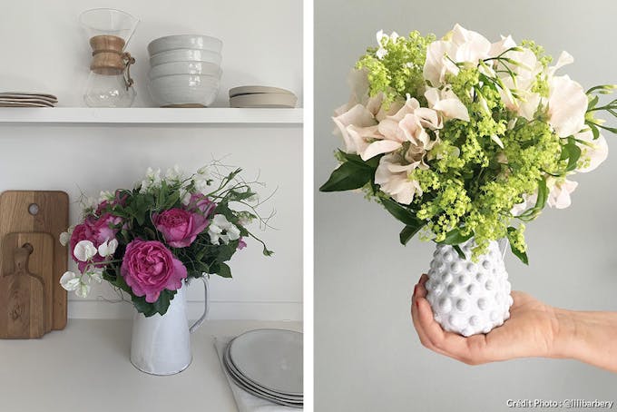 des composition florales dans des vases blancs