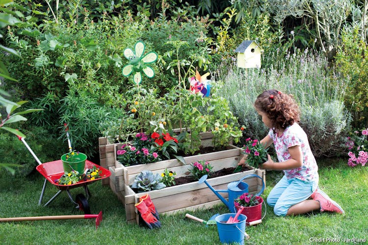 Printemps Une Brouette De Jardin Pleine De Terre Beaux Aménagements De  Jardin Idée De Jardinage