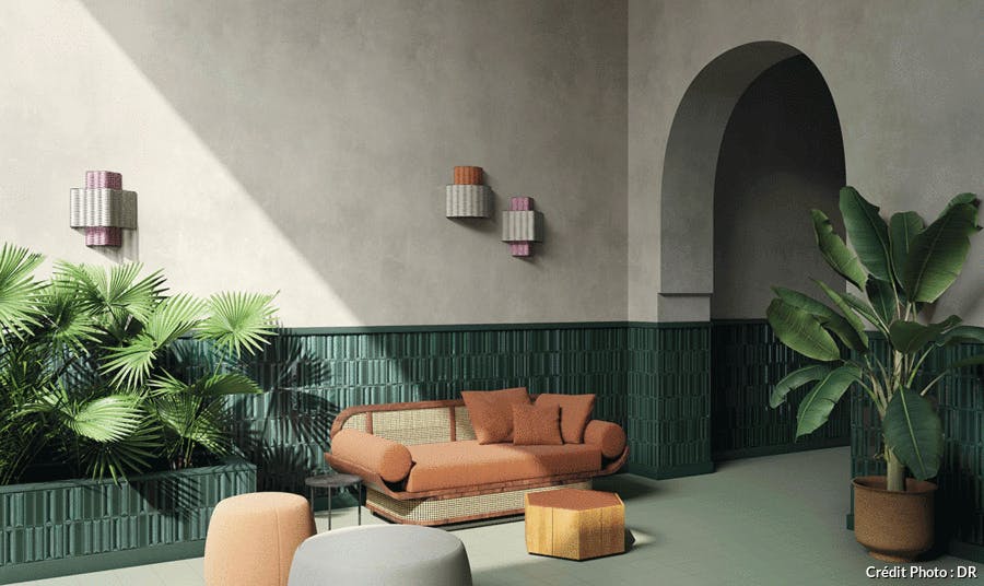 un salon esprit Milanais avec du carrelage vert en relief au mur