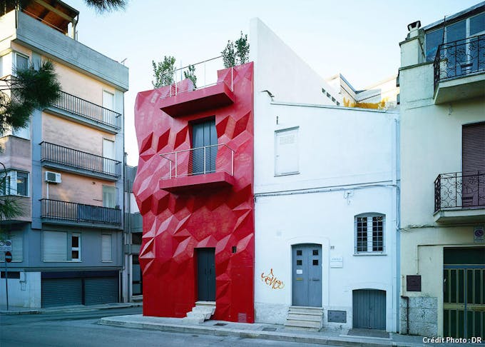 une façade rouge en 3 dimensions 