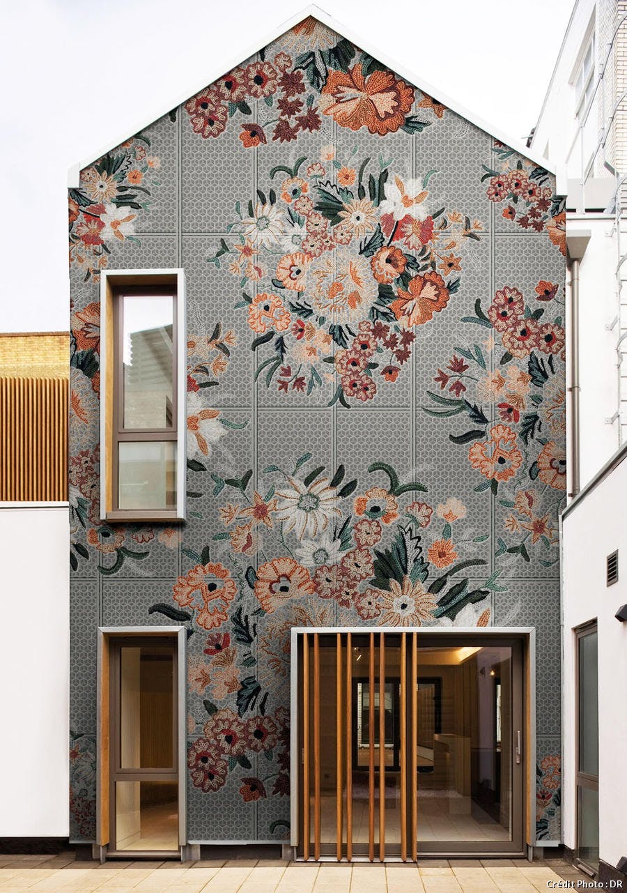 une façade habillée d'un papier peint fleuri