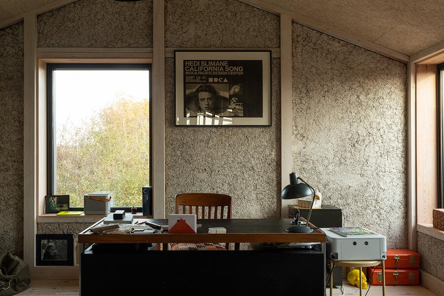un bureau vintage dans une pièce sous les toits avec des murs en chanvre