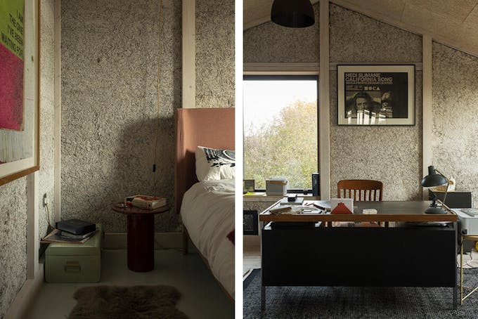une chambre à coucher et un bureau vintage dans une pièce sous les toits avec des murs en chanvre