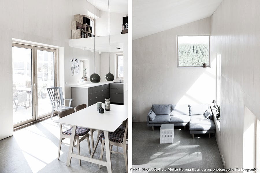 une pièce à vivre de style scandinave avec des murs habillés de bois