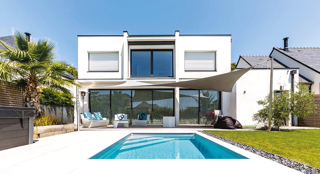 une mini piscine devant un villa contemporaine avec de larges baies vitrées