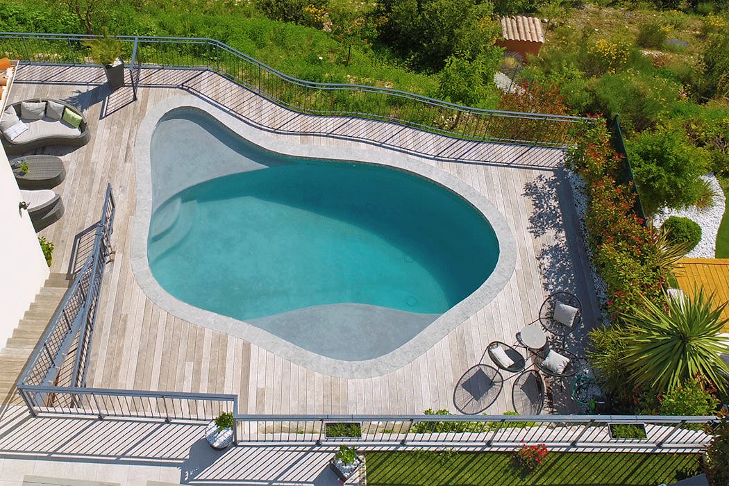 une mini piscine de forme libre sur une terrasse en bois
