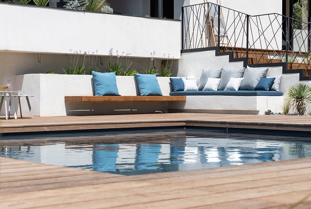 une mini piscine sur une terrasse en bois