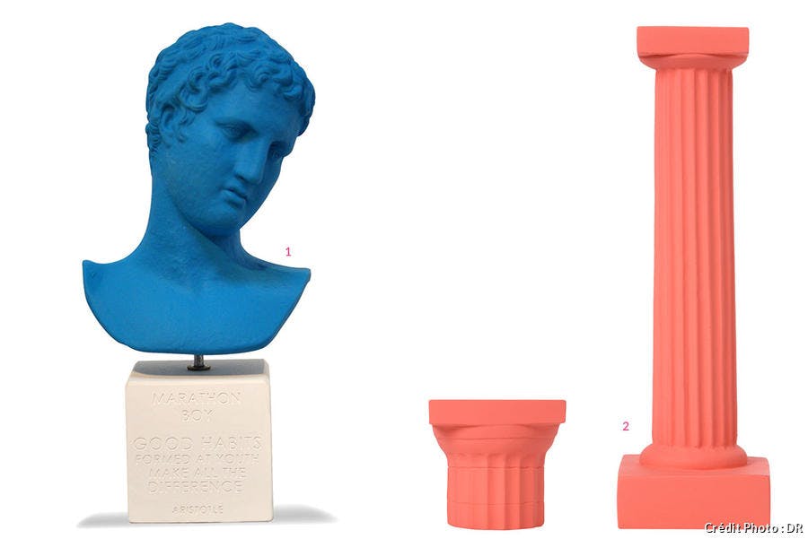 à gauche un buste bleu représentant un marathonien, à droite des bougies façon pilier greco-romain