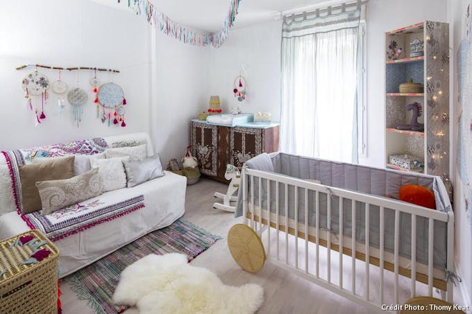 La chambre de bébé avec les meubles relookés