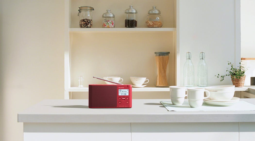 Radio connectée rouge dans une cuisine blanche