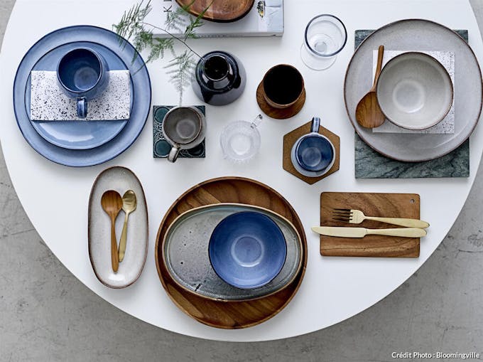 Table dressée avec vaisselle en bois et céramique