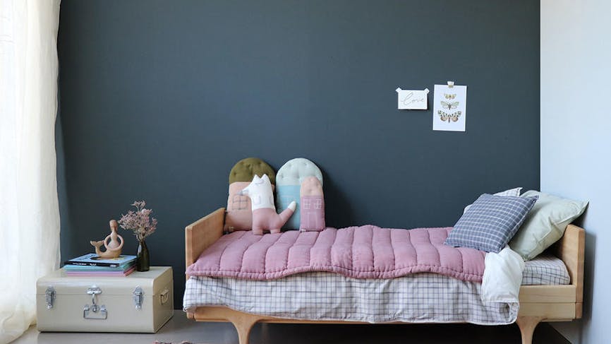 Une chambre de fille rétro avec un mur gris