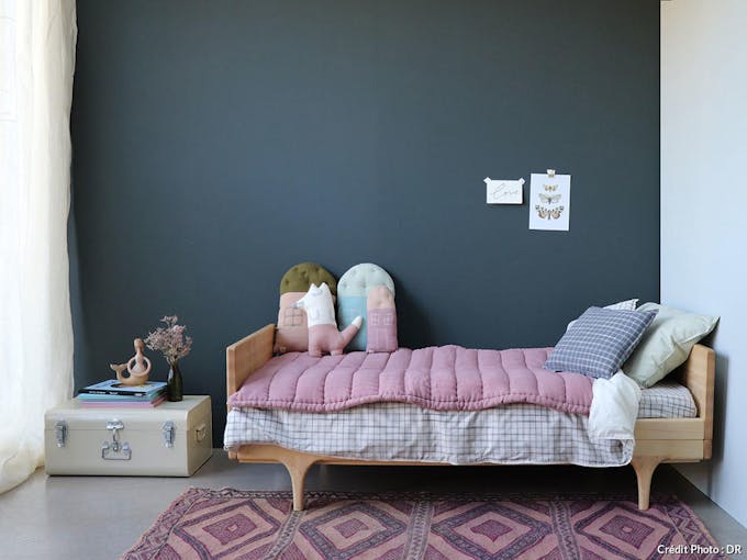 Une chambre de fille rétro avec un mur gris