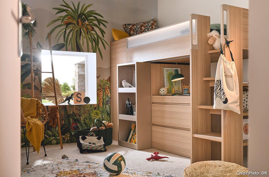 une chambre d'enfant avec un lit mezzanine compact équipé d'un bureau et un papier peint jungle