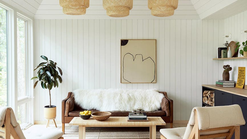 un salon lambrisé d'inspiration scandinave et minimaliste
