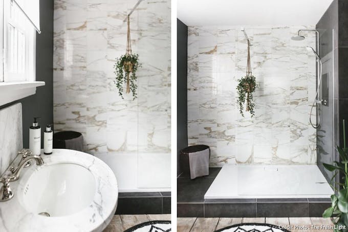 une salle de bains en marbre avec des plantes grasses dans la douche