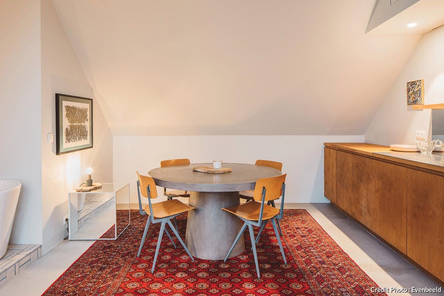 une salle à manger vintage avec une table de repas en béton et un cilié