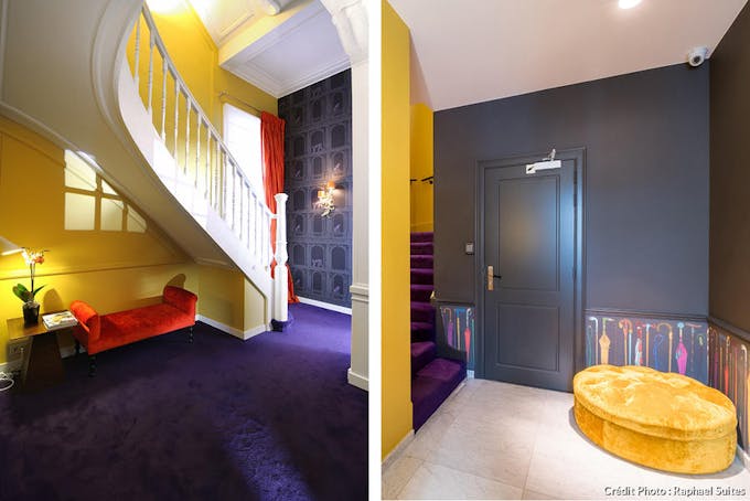 Un escalier et un couloir violet et jaune