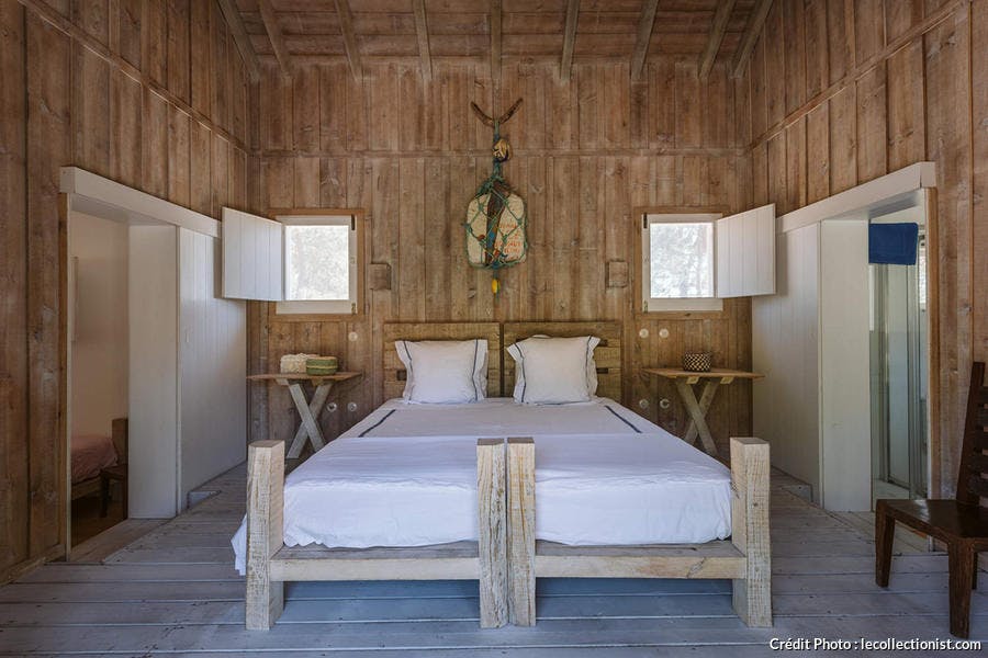une chambre à coucher tout en bois de la Villa Cacela