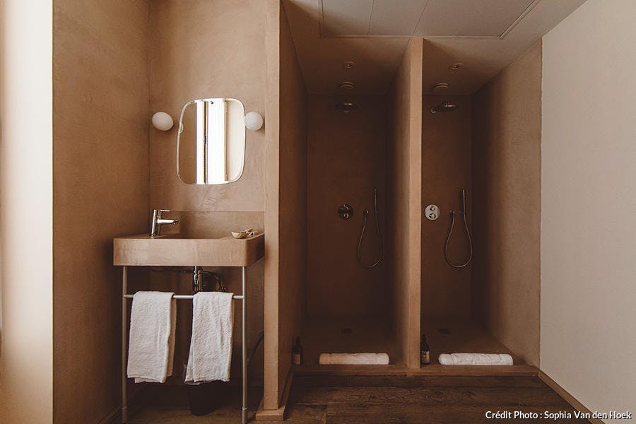 les douches à l'italienne du HOY hôtel avec ses murs habillés de chaux