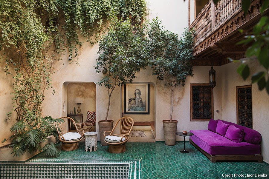Le cour intérieure, pavée de zelliges verts, de l'hôtel El Fenn Marrakech