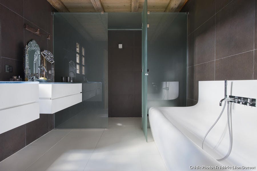 salle de bains contemporaine dans un chalet