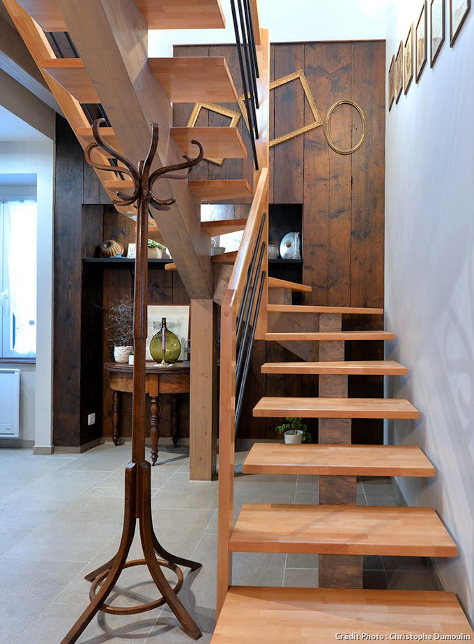 Escalier moderne et tasseaux de bois ancien dans la cage d'escalier
