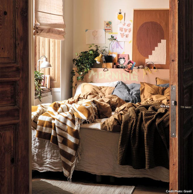 Palette automnale pour cette chambre en marron, rose et beige 