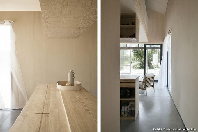 une cuisine et une salle à manger minimalistes d'inspiration scandinave avec des revêtements en bois blond