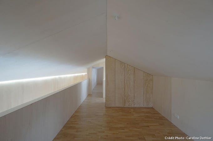 un intérieur minimaliste d'inspiration scandinave avec des revêtements en bois blond