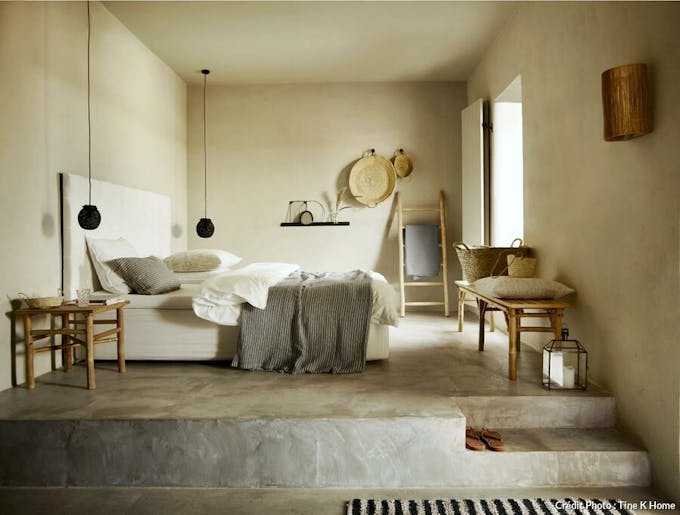 Chambre nature avec sol en béton ciré et meubles en bambou