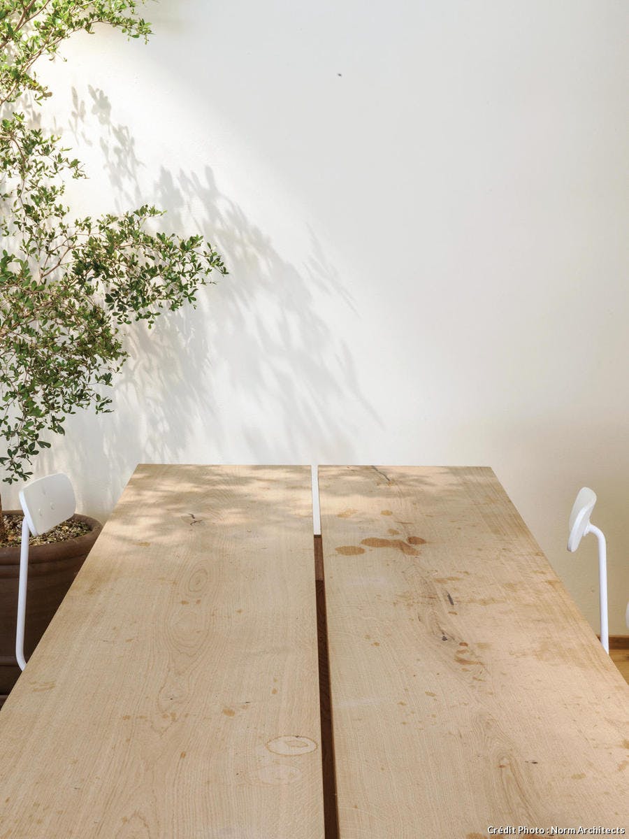 Une table de salle à manger au bois brut et tâché