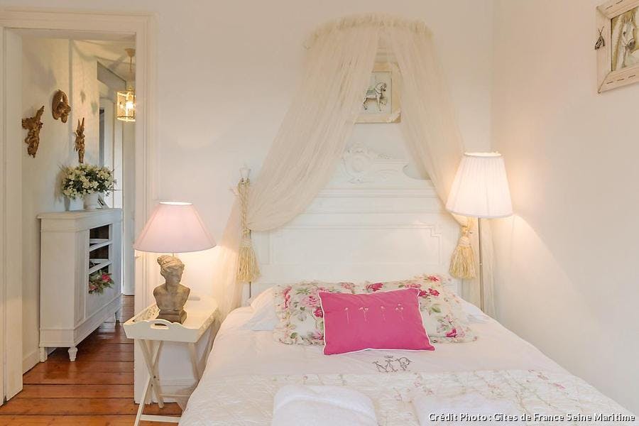Chambre simple décorée en blanc et rose