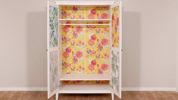 DIY : comment customiser une armoire en bois avec du papier peint ?