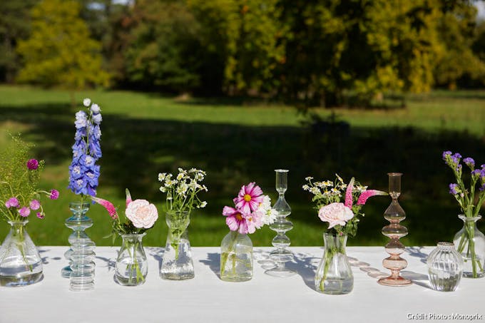 des vases en verre de formes et de tailles différentes 