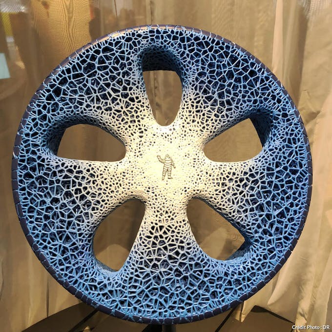 pneu bleu en matière alvéolaire