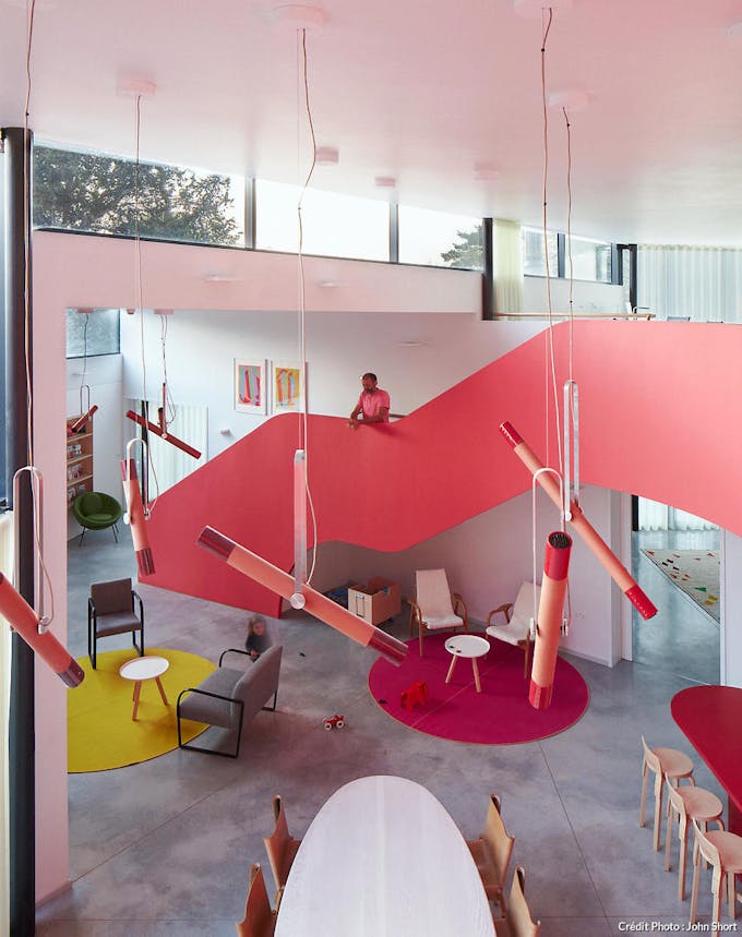 Intérieur de maison cosy de couleur rose 