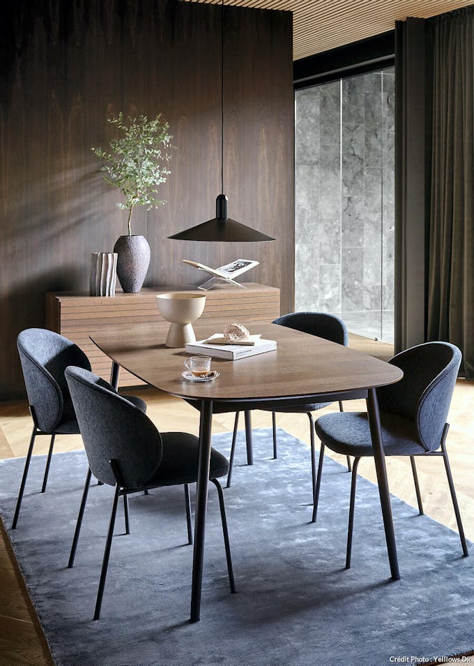 Table, chaises et bahut de salle à manger