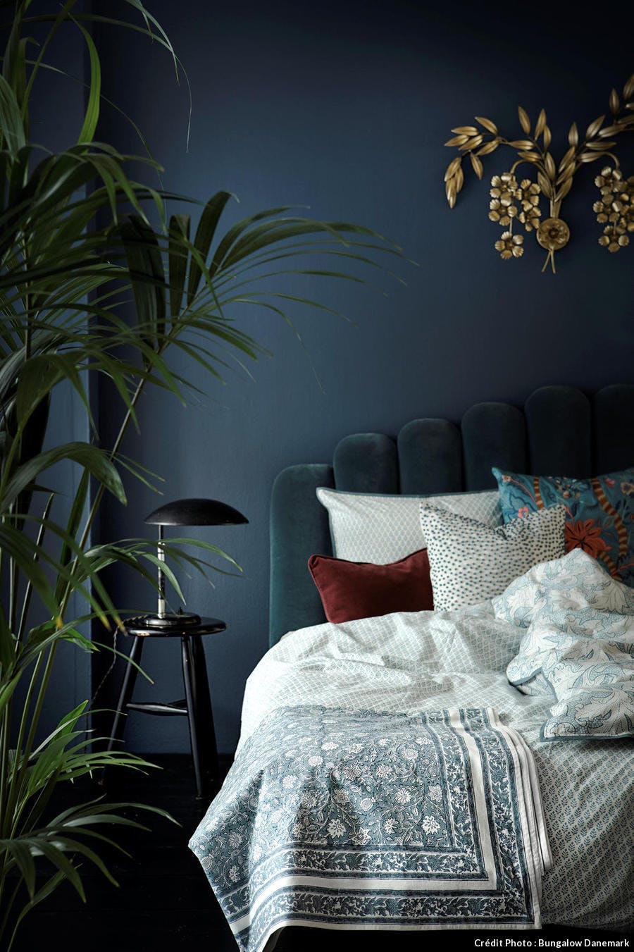 Une chambre bleue ambiance boudoir avec tête de lit en velours