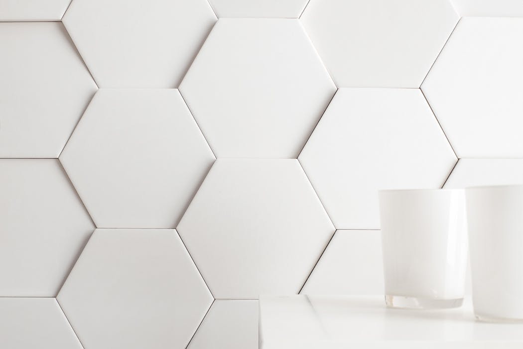 Carrelage hexagonal blanc en relief