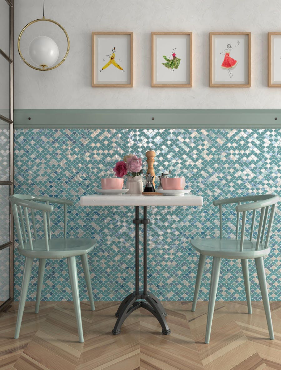 Mur avec soubassement réalisé en carreaux de pâte de verre chez Surface