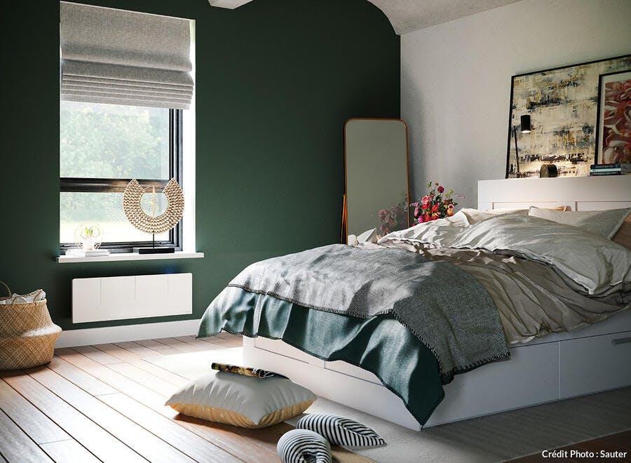 une chambre à coucher d'inspiration naturelle avec un mur vert et un radiateur blanc connecté
